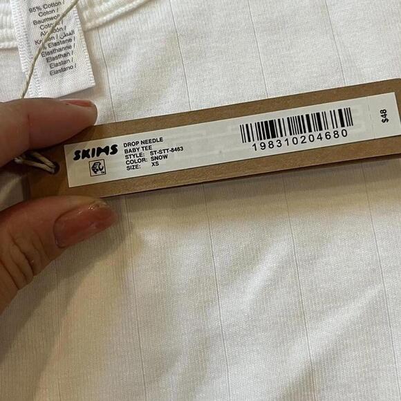 SKIMS Drop Needle Baby Tee in Snow - Picture 4 of 6